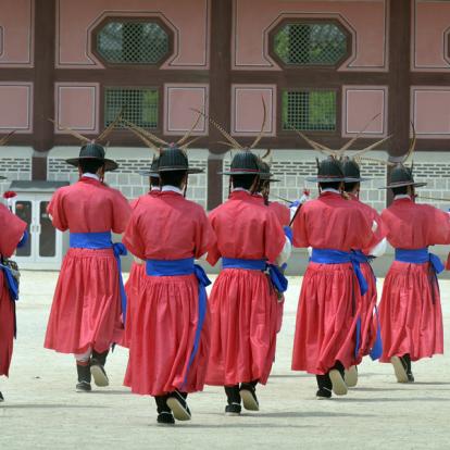 Seoul - Gardes devant la Résidence Royale Voyage en Corée du Sud - Agence de Voyage Locale Corée Voyage