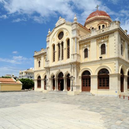Héraklion - Façade de la cathédrale Saint-Ménas Voyage en Crète - Agence de Voyage Locale Petassos Travel