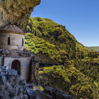 Vardzia - Ancienne Cité Monastique Troglodyte Voyage en Géorgie - Agence de Voyage Locale VisitGeorgia