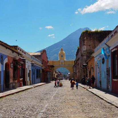 Rue d'Antigua Voyage au Guatemala - Agence de Voyage Locale Mayan Zone