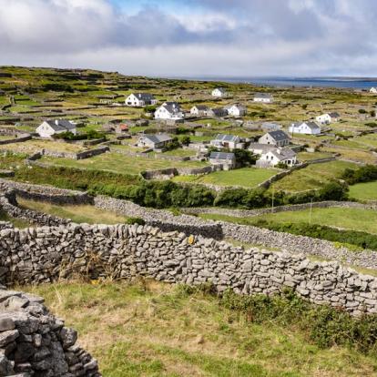 Aran islands- Mortarless stone walls and village Voyage en Irlande - Agence de Voyage Locale Alainn Tours Irlande