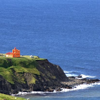 Saudanes lighthouse in Trollaskagi Peninsula Voyage en Islande - Agence de Voyage Locale Geographic Club