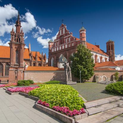 Vilnius - eglise St. Anne Voyage dans les Pays Baltes - Agence de Voyage Locale Taïga Euro Baltika