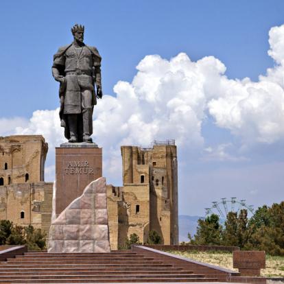 Shahrisabz - Statue of Timur Voyage en Ouzbékistan - Agence de Voyage Locale Central Asia Travel
