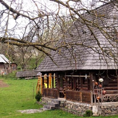 Maison traditionnelle en bois dans les Maramures Voyage en Roumanie - Agence de Voyage Locale Explore Romania