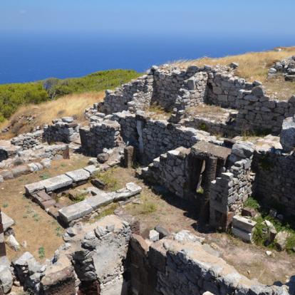 Santorin - Ruine de l'Ancienne Théra Voyage dans les Cyclades - Agence de Voyage Locale Orea Voyages
