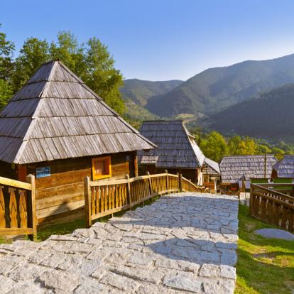 Drvengrad Mecavnik Voyage en Serbie - Agence de Voyage Locale Balkania Tour
