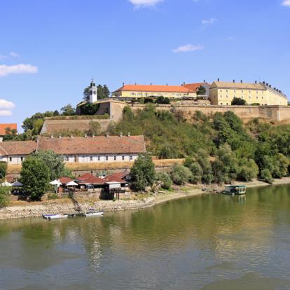 Novi Sad - Forteresse Petrovaradin Voyage en Serbie - Agence de Voyage Locale Balkania Tour