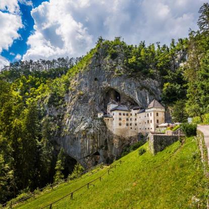 Predjama Castle Voyage en Slovénie - Agence de Voyage Locale Terra Balka