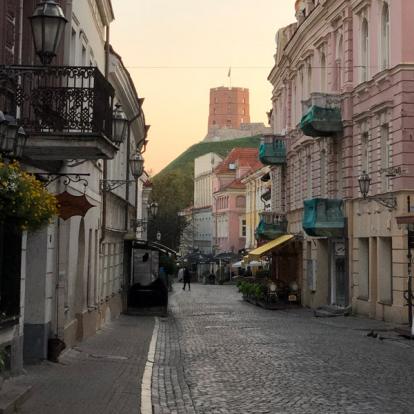 Lituanie - La rue Pilies à Vilnius Voyage sur Mesure Pays Baltes - Agence de Voyage Locale Your Next Travel