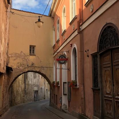 Lituanie - Les ruelles de Vilnius Voyage sur Mesure Pays Baltes - Agence de Voyage Locale Your Next Travel