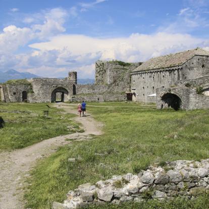 Shkoder - Ruines du Château de Rozafa Voyage en Albanie - Agence de Voyage locale Breathe in Travel
