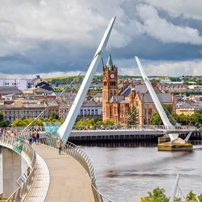 Derry - The Peace Bridge and GuildHall A Découvrir en Irlande - Derry
