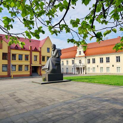 Kaunas - Monument du poète lituanien Maironis A Découvrir en Lituanie - Kaunas