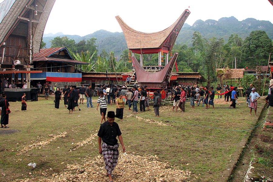Indonésie : Enterrement chez les Torajas