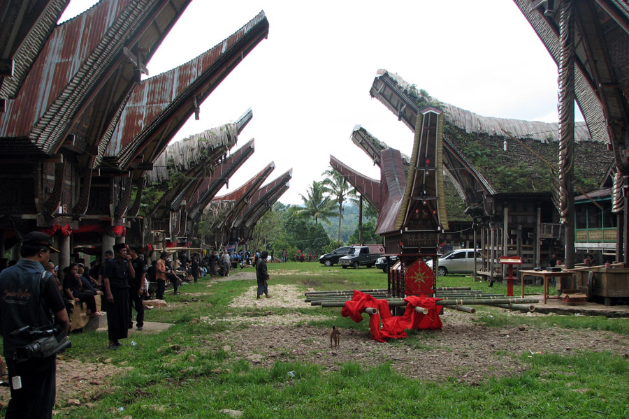 Indonésie : Enterrement chez les Torajas
