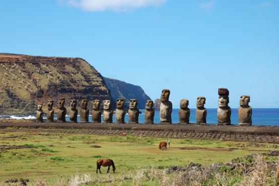 Ile de Paque - 15 Moai at Ahu Tongariki Voyage Découverte au Chili - Rencontre avec la civilisation Rapa Nui sur l'île de Pâques