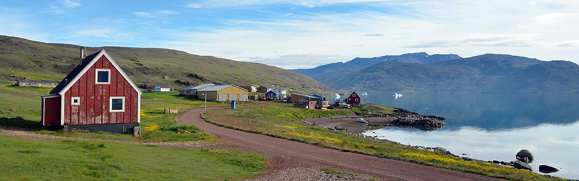 Village with colorful houses in Greenland Voyage Découverte au Danemark - Groenland, à la rencontre des Inuits et d’Erik le Rouge
