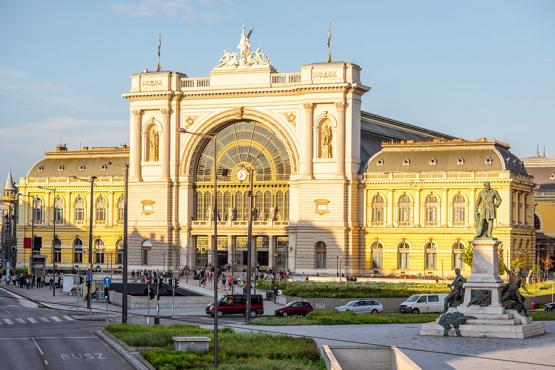 Budapest - railway station with Gabor Baross statue Voyage Découverte en Europe Centrale - Empire Austro-Hongrois : trio de capitales en train