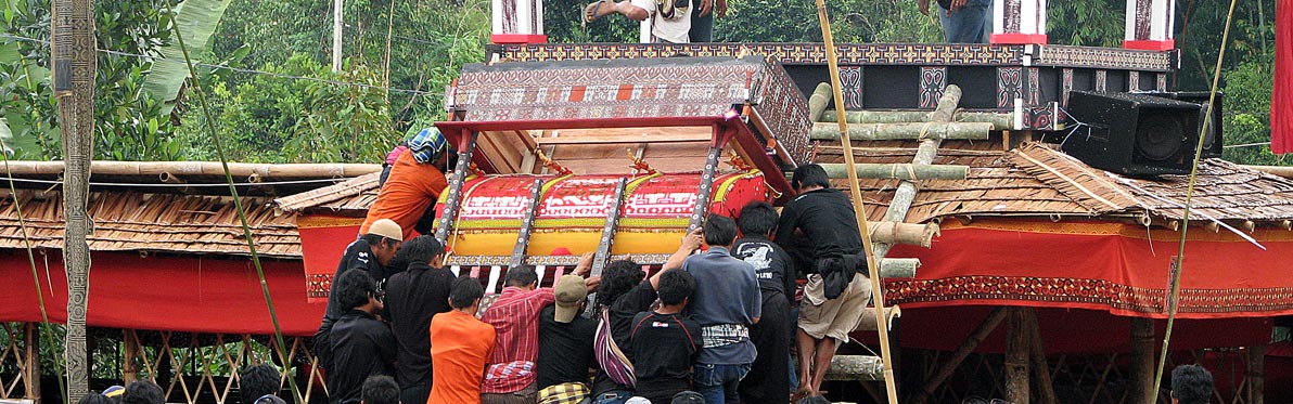 Voyage Découverte en Indonésie : Enterrement chez les Torajas