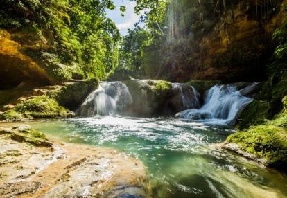Jamaican Waterfall Voyage Découverte en Jamaïque -Terre de Contraste