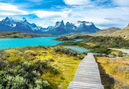 Lac Pehoe et montagnes des Guernos dans le parc national de Torres del Paine Trekking au Chili - Trek du W - Torres del Paine