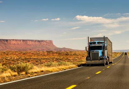 Truck on higway Voyage aux USA - Let's Go West Tour