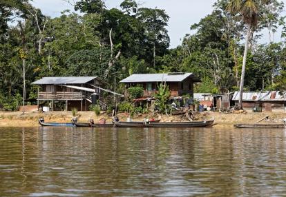 Village noir-marron sur les rives du fleuve Maroni Voyage en Guyane - L'Aventure sur le Fleuve Maroni