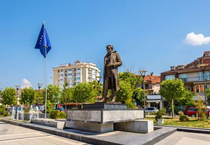 Pristina -Statue of Ibrahim Rugova Circuit au Kosovo - Première Découverte du Kosovo