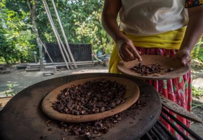 Mujer indigena preparando café Voyage au Mexique : Hacienda, Café et Tajin