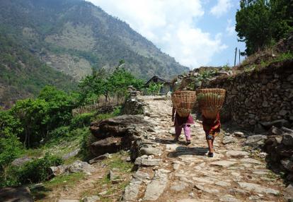 Nepali women carrying baskets in traditional way in Himalayas Voyage au Népal - Rencontres et trek en Annapurna