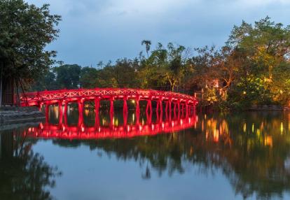 Hanoi - Red Bridge- The Huc Bridge in Hoan Kiem Lake Voyage au Vietnam : Odyssée en Indochine