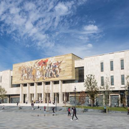 Tirana Voyage en Albanie: Découverte des paysages montagneux et excursion balnéaire dans le sud