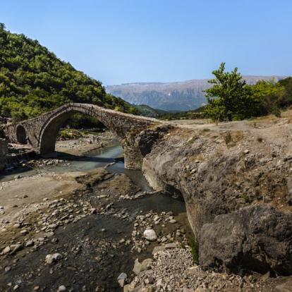 Circuit en Albanie: Découverte des paysages montagneux et excursion balnéaire dans le sud