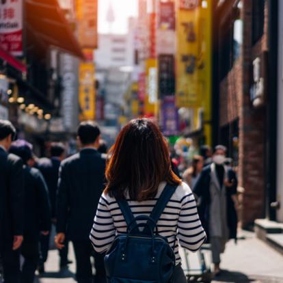 Séoul - Femme se baladant dans le quartier de Myeongdong Voyage en Corée du Sud : Hallyu Tour