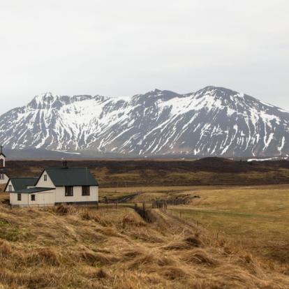 Hella - historical traditional green grass Keldur Turf House sod nature farm museum Voyage en Islande : Aurores Boréales et Icebergs