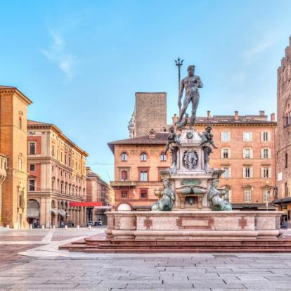 Bologne - Piazza del Nettuno square Voyage en Italie : Escapade entre Bolides et Gastronomie à Bologne