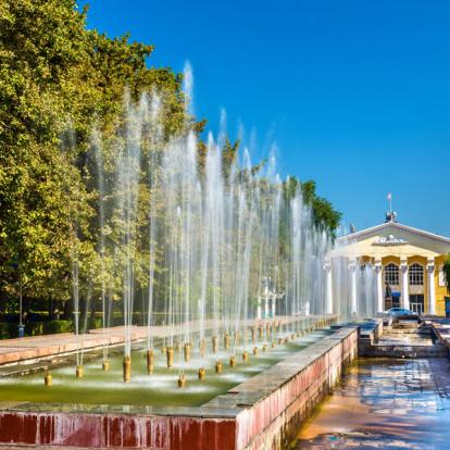 Bishkek - Fountains at the Alley of Youth Voyage au Kirghizistan : Lac Issyk Kul, Perle d'Asie Centrale
