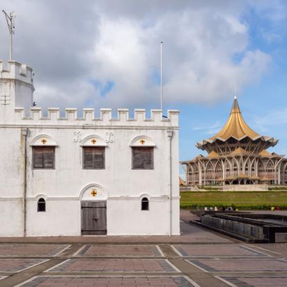 Kuching - Square Tower and Sarawak parliament building Voyage à Bornéo : Culture, Nature et Aventure