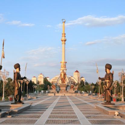 Ashkhabad - Arch of Independence Voyage au Turkménistan : Les Charmes Cachés du Désert