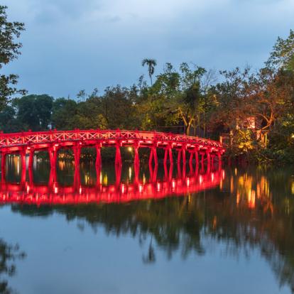 Hanoi - Red Bridge- The Huc Bridge in Hoan Kiem Lake Voyage au Vietnam: La Boucle du Ha Giang