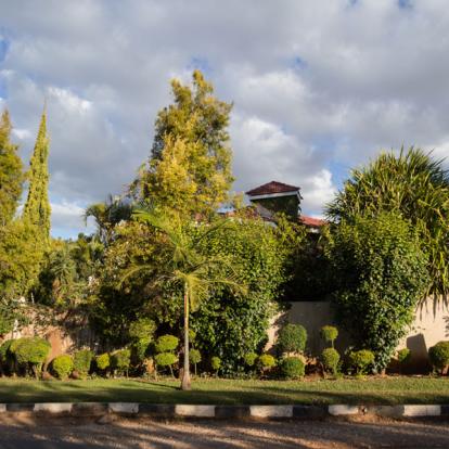Lusaka - Residential Street with Mansion, Kabulonga, Woodlands Voyage en Zambie : Afrique Mémorable