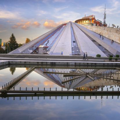 Tirana - Pyramide Séjour en Albanie - Détente et Farniente sur la Côte Albanaise
