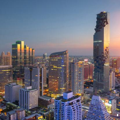 Bangkok city downtown,Mahanakorn tower with sunset sky Voyage en Thaïlande - Immersion en Famille au Pays du Sourire