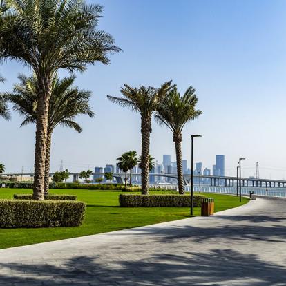 Abu Dhabi – City Skyline from the Louvre Abu Dhabi Museum Voyage aux Emirats Arabes Unis - Escapade Express à Abu Dhabi & Dubaï
