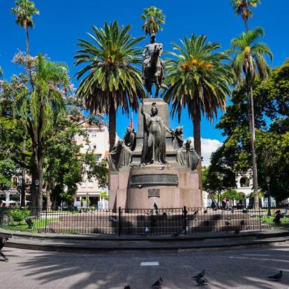 Salta's central plaza Voyage en Argentine - Randonnée Equestre dans les Vallées Calchaquies
