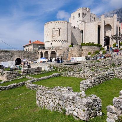 Kruje - The Skanderbeg Museum within the castle of Kruje Voyage en Albanie - Immersion en Albanie